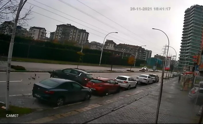 Bursa'da yağmurla gelen kaza kameraya yansıdı