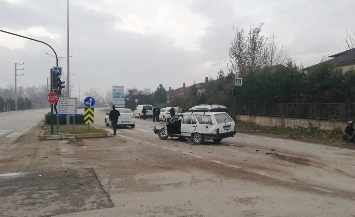 Bursa'da yanmayan lamba kazası: 3 araç birbirine girdi!