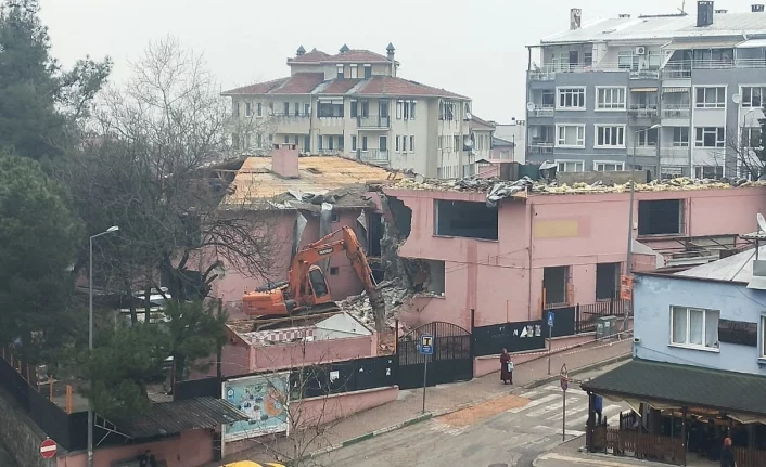 Bursa'da yarım asırlık okulun yıkımına başlandı