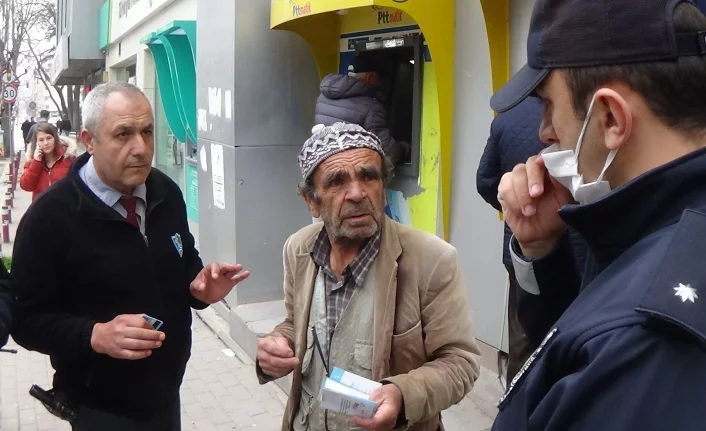 Bursa'da yaşlılar yine dışarıda, banka kuyruklarında!