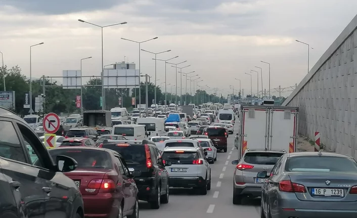 Bursa'da yeni normal başladı, trafik kilitlendi