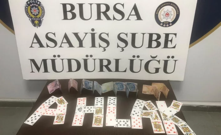 Bursa'da yeni yıla kumar oynayarak girenlere polis baskını