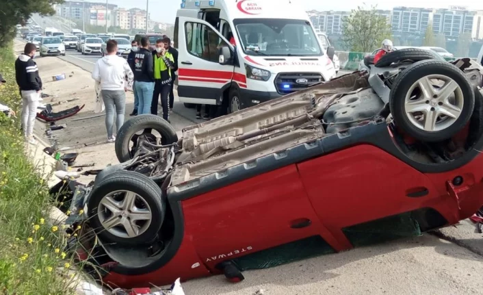 Bursa'da zincirleme kazada takla attı, ölümden döndüler