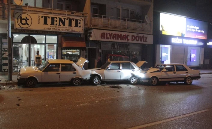 Bursa'da zincirleme trafik kazası: 2 yaralı!