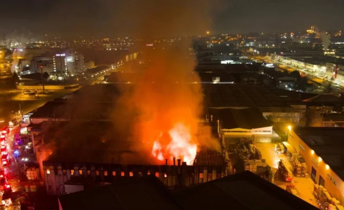 Bursa'daki kimyasal madde fabrikasındaki yangın havadan görüntülendi