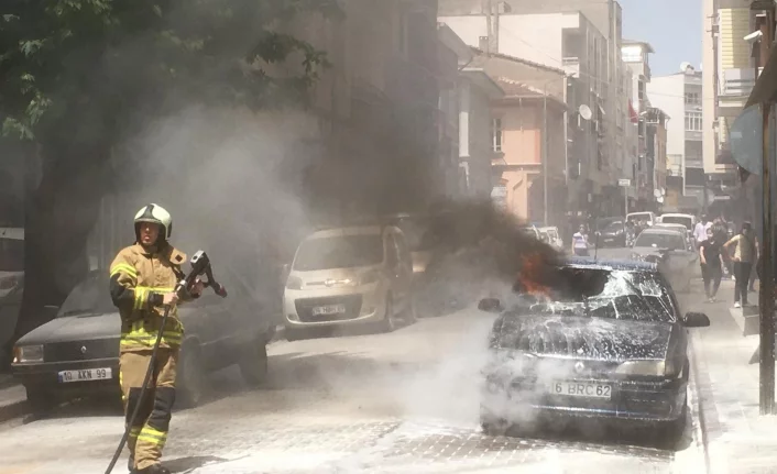 Bursa'daki park halindeki araç alev alev yandı