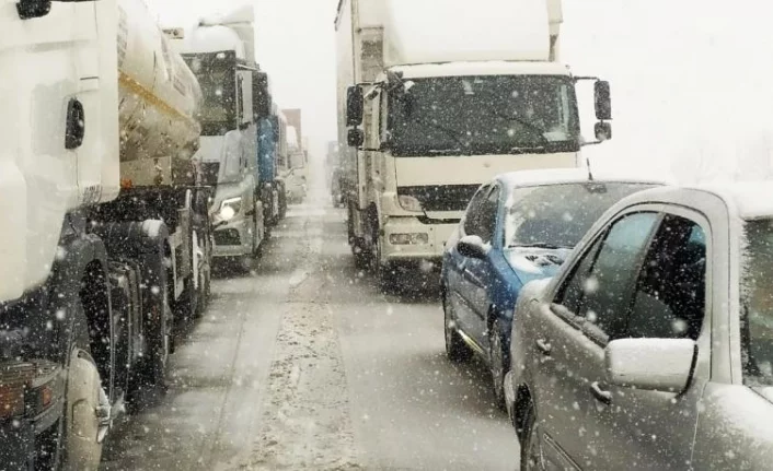 Bursa İzmir kara yolu kaza ve tipi sebebiyle trafiğe kapandı