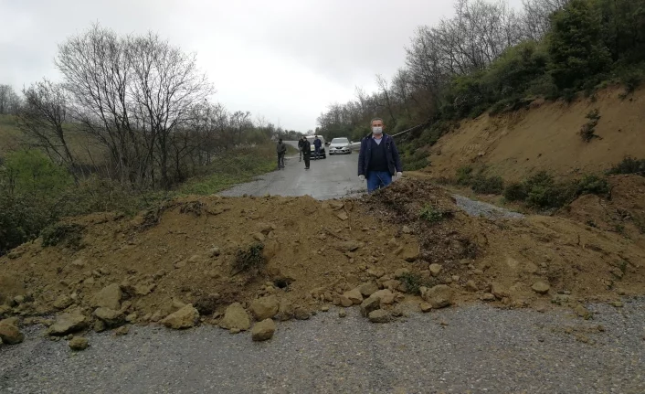 Bursa-Kocaeli arasındaki dağ yolu kapatıldı,uyanık sürücüler yolda kaldı