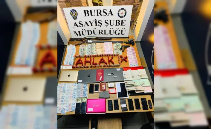 Bursa merkezli 2 ilde şafak vakti yapılan fuhuş operasyonunda 12 kişi gözaltına alındı