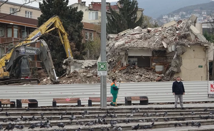 Bursa'nın göbeğinde yıkımı izlemek güvercinlere kaldı