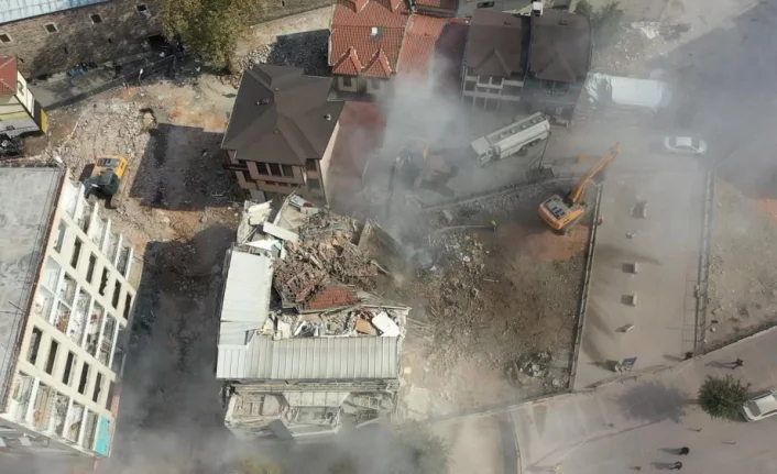 Bursa'nın tarihini gölgeleyen binaların yıkımı drone ile görüntülendi
