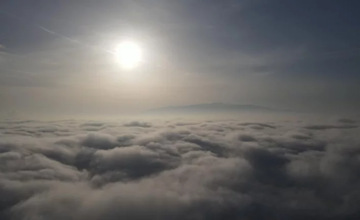 Bursa'nın üzerini kaplayan bulutları delen dron, gökyüzünün görülmeyen kısmını böyle kayda aldı