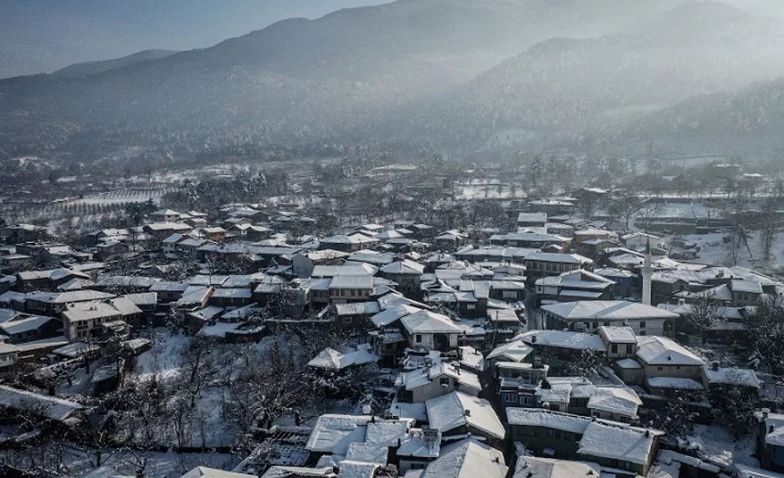 Bursa'nın yedi asırlık "Osmanlı köyü"nde kar güzelliği