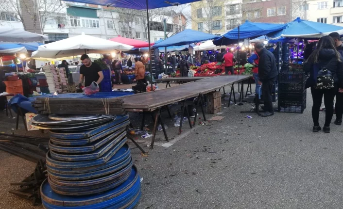 Bursa pazara akın ettı! Tezgahlar 3 saatte boşaldı