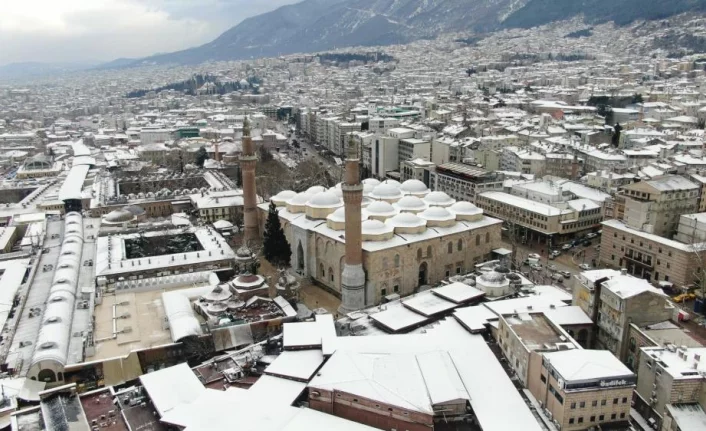 Bursa şehir merkezi beyaza büründü, o anlar drone ile görüntülendi