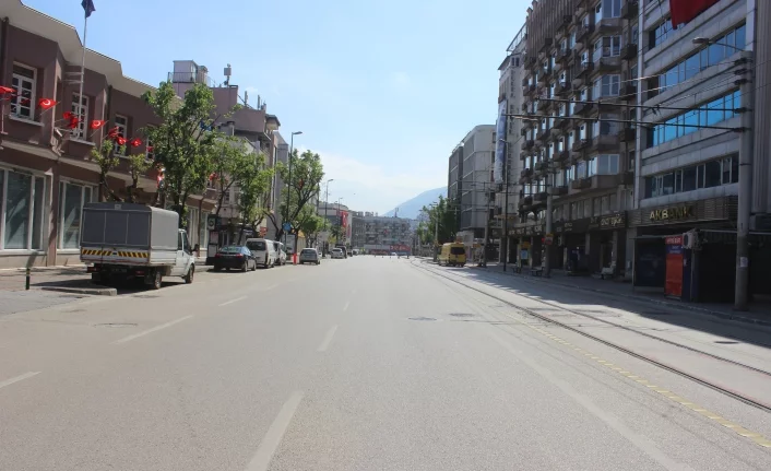 Bursa sokakları yasak sonrası sessizliğe büründü