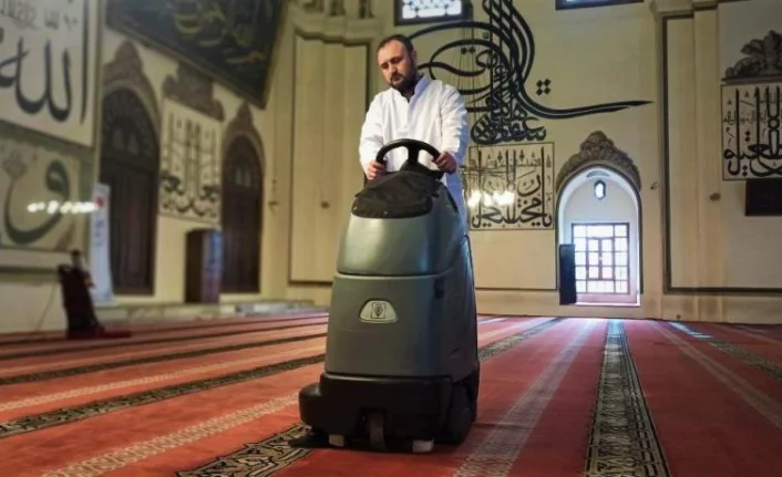Bursa Ulu Cami'de Ramazan temizliği