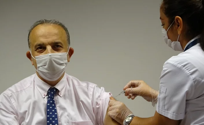 BUÜ Tıp Fakültesi dekanı gönüllü olarak kendine korona virüs aşısı yaptırdı