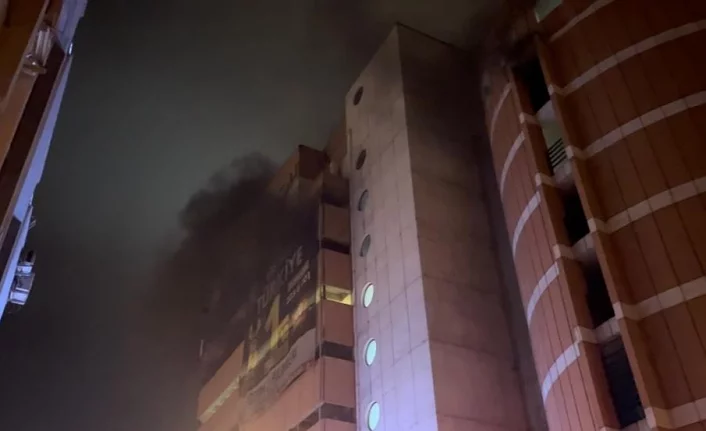 Bursa’da 7 katlı otoparkta çıkan yangında 3 araç kül oldu