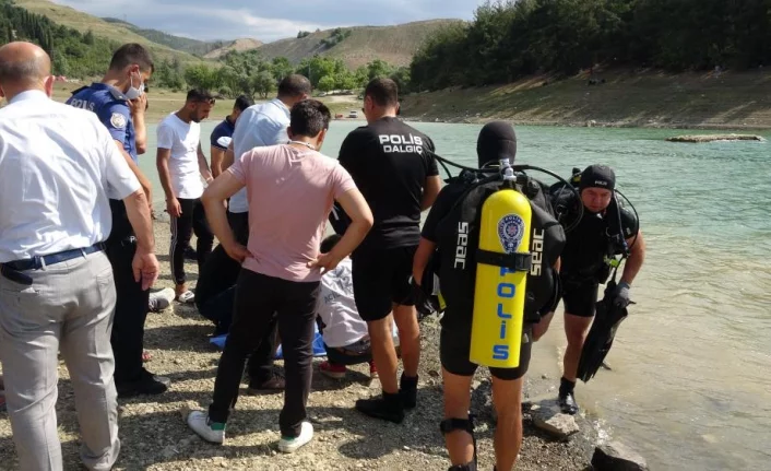 Bursa’da 3 çocuğunu kurtarmak için suya giren baba suda boğularak can verdi