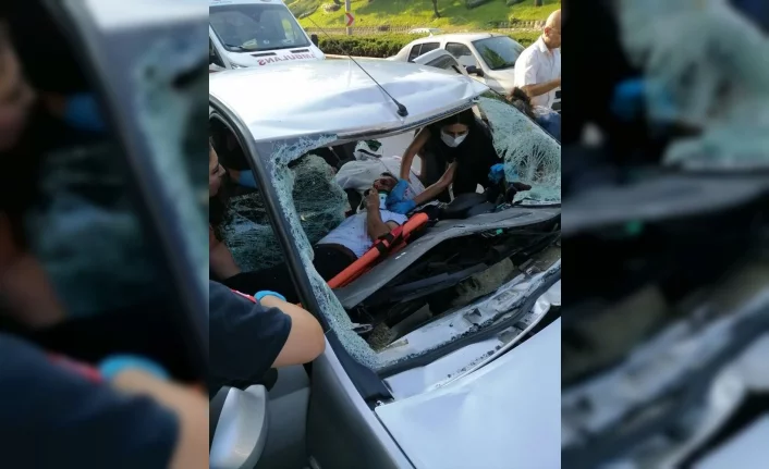 Bursa’da akıl almaz olayda, köprüden atlayan kişi otomobilin üzerine düştü: 3 yaralı