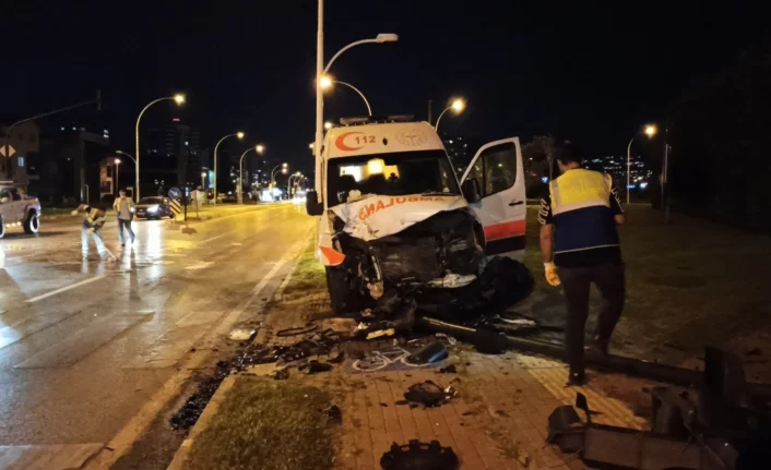 Bursa’da ambulans ile ticari araç çarpıştı: 3 yaralı
