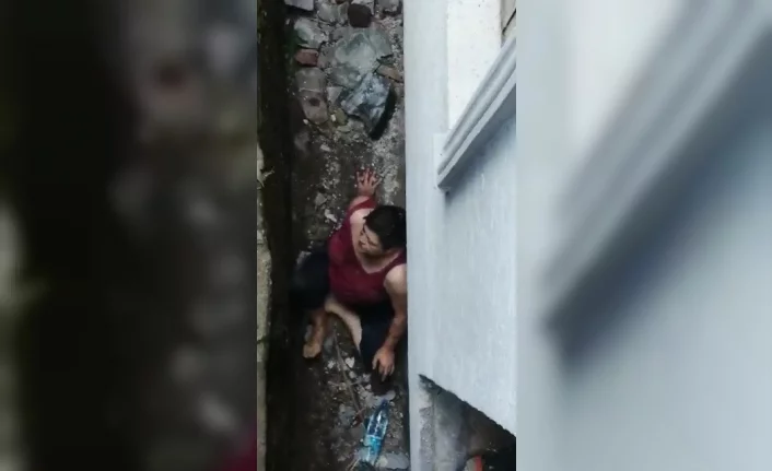 Bursa’da balkondan apartman boşluğuna düşen yaşlı kadını itfaiye ekipleri kurtardı