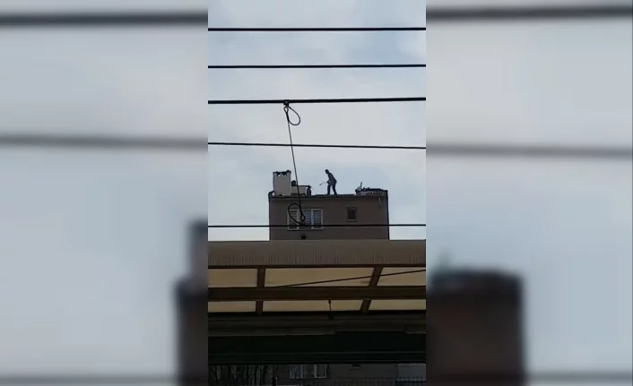Bursa’da beline bağladığı ipin bir ucunu arkadaşına verip çatı tamir eden adam korkuttu