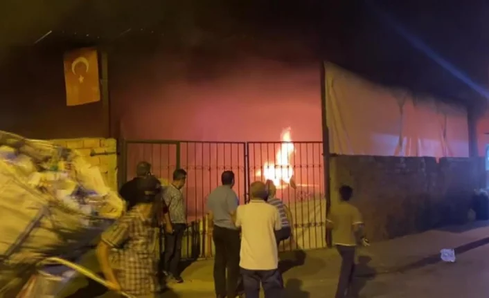 Bursa’da bir otomobil mahallenin ortasında alev alev yandı
