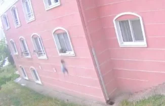 Bursa’da çocuğun 5. kattan düşme anı kamerada