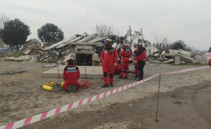Bursa’da deprem tatbikatı gerçeğini aratmadı