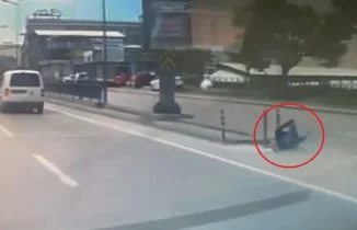 Bursa’da görülmemiş kaza..Motosiklet sürücüsünün ölümden döndüğü anlar kamerada