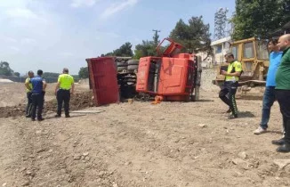 Bursa’da hafriyat kamyonu devrildi: 1 yaralı