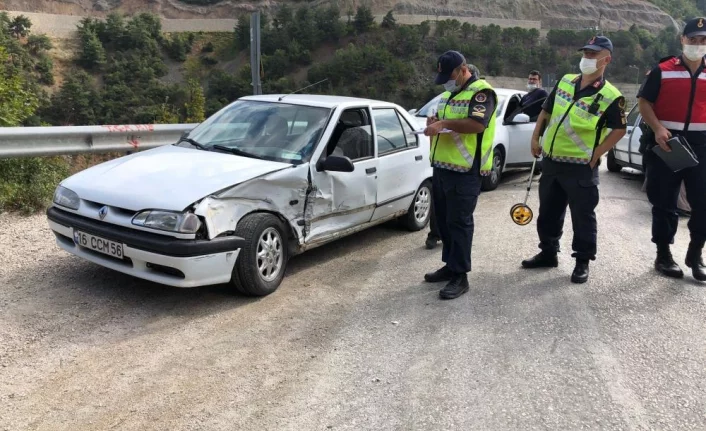 Bursa’da iki otomobil kafa kafaya çarpıştı, 7 kişi hafif yaralandı