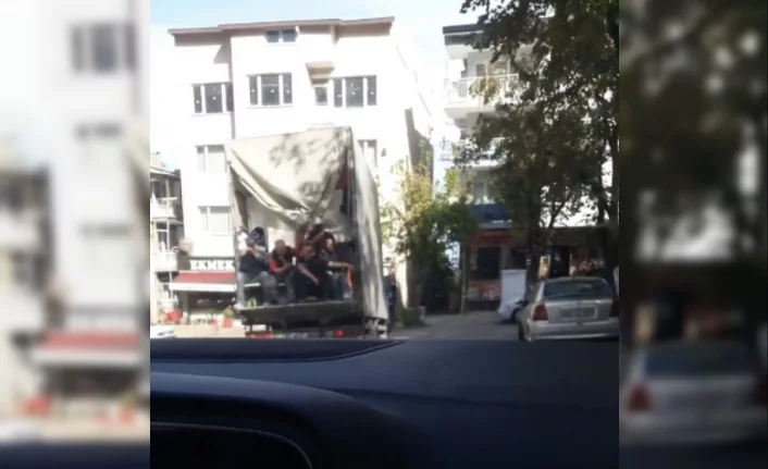 Bursa’da kamyonet kasasında tehlikeli yolculuk kameralarda