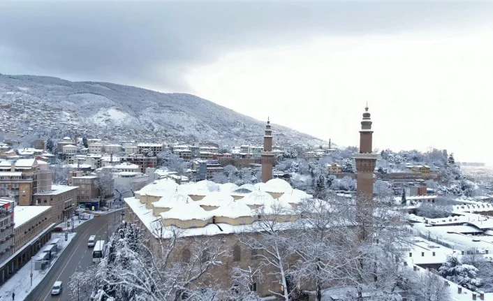 Bursa’da kar yağışı kartpostallık görüntüler oluşturdu