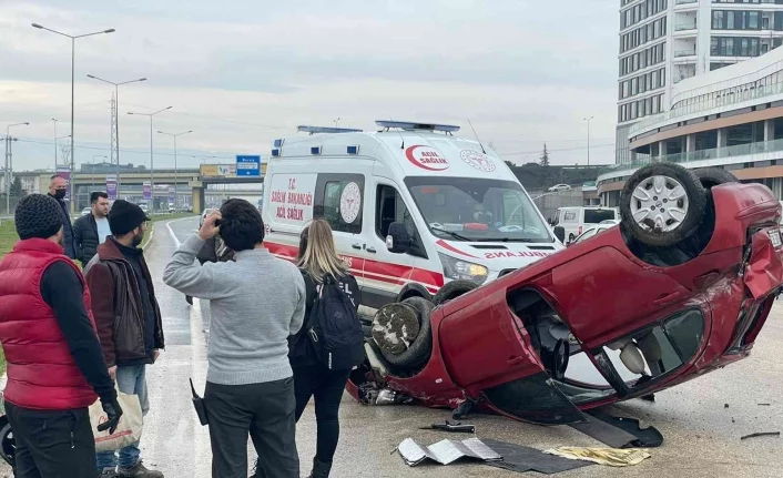 Bursa’da kayganlaşan yolda kontrolden çıkan otomobil takla attı