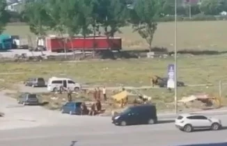 Bursa’da konar göçer aileler birbirine girdi yoldan geçen araçları taşladılar