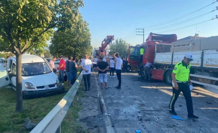 Bursa’da köprüden uçan tır iki otomobili ezdi: 1 ölü, 1 yaralı