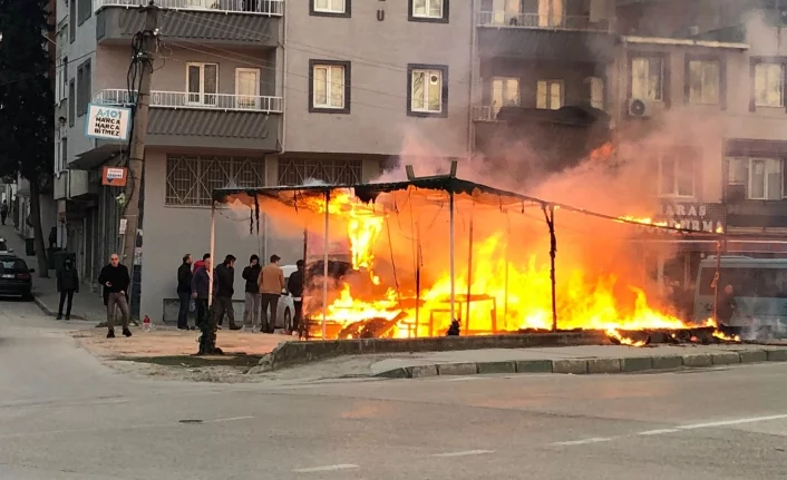 Bursa’da manav dükkanında yangın çıktı, alevler araçlara sıçradı