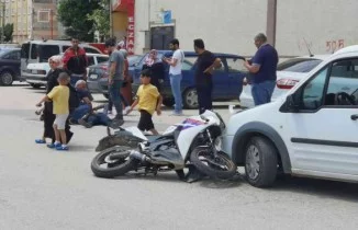 Bursa’da motosiklet araca saplandı