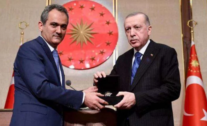 Bursa’da öğrencilerin ürettiği saati Bakan Özer, Erdoğan’a hediye etti!