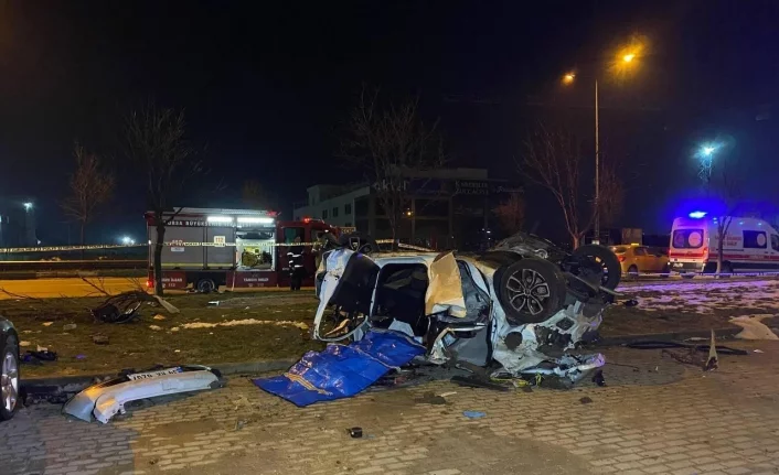 Bursa’da otomobil taklalar atarak 50 metre sürüklendi: 2 ölü