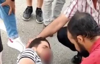 Bursa’da otomobile çarpan motosiklet sürücüsü kanlar içerisinde kaldı
