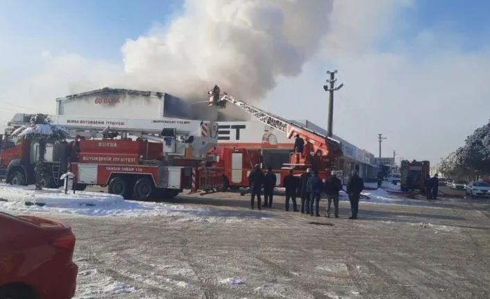 Bursa’da sanayi sitesinde korkutan yangın, 9 kişi dumandan etkilendi