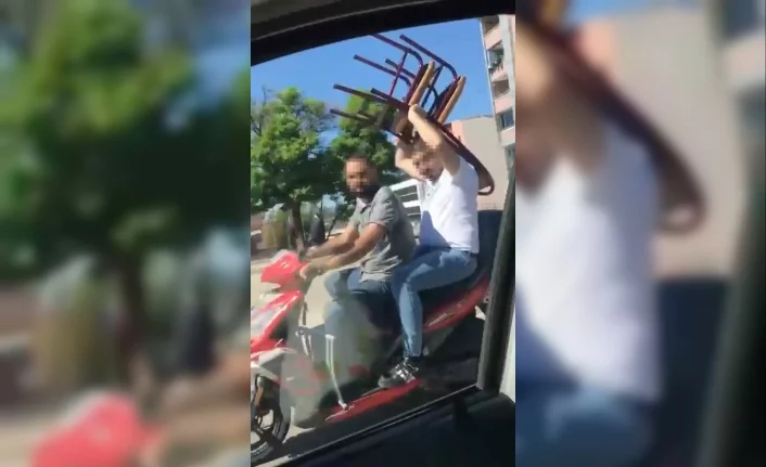 Bursa’da seyir halindeki motosiklette sandalye taşıdı