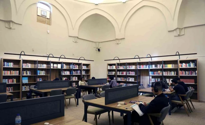Bursa’da tarihi hamam kütüphane oldu