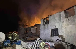 Bursa’da tekstil atölyesinde yangın çıktı: 2 ev kül oldu