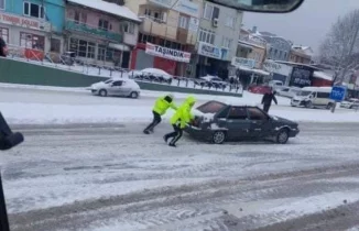 Bursa’da trafik polislerinin karla mücadelesi takdir topladı