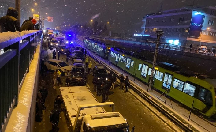 Bursa’da yol buz pistine döndü : 11 araç birbirine girdi
